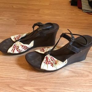 Women’s faux wood wedge